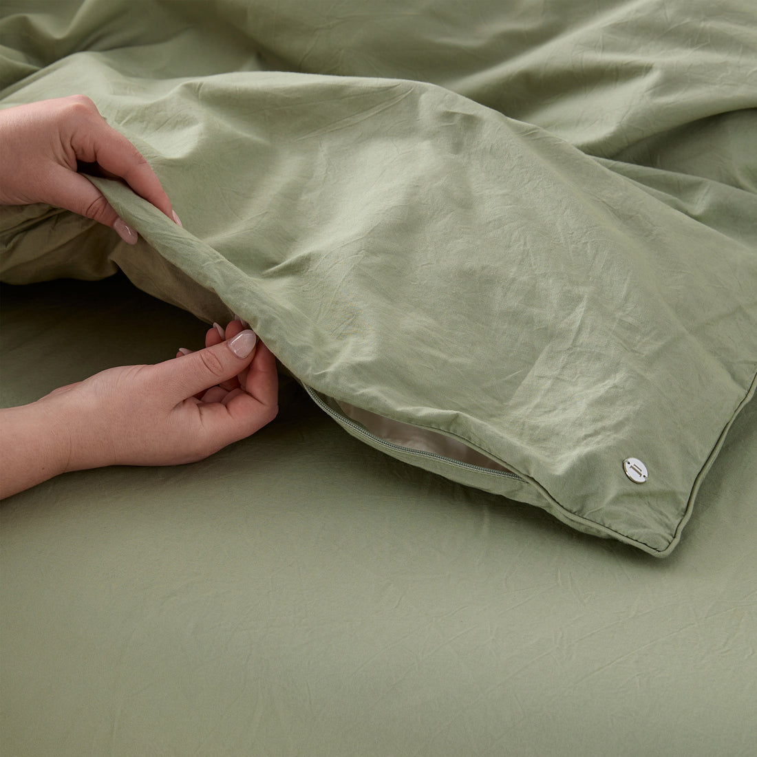 Fitted Bed Sheet – KING Bed – Free Pillow – GREEN